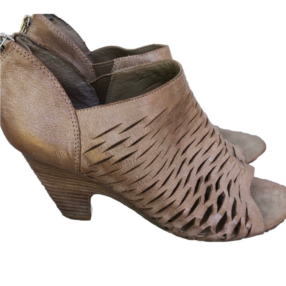 Franco Sarto A-Salito Leather Peep Toe Heels. Size 8.